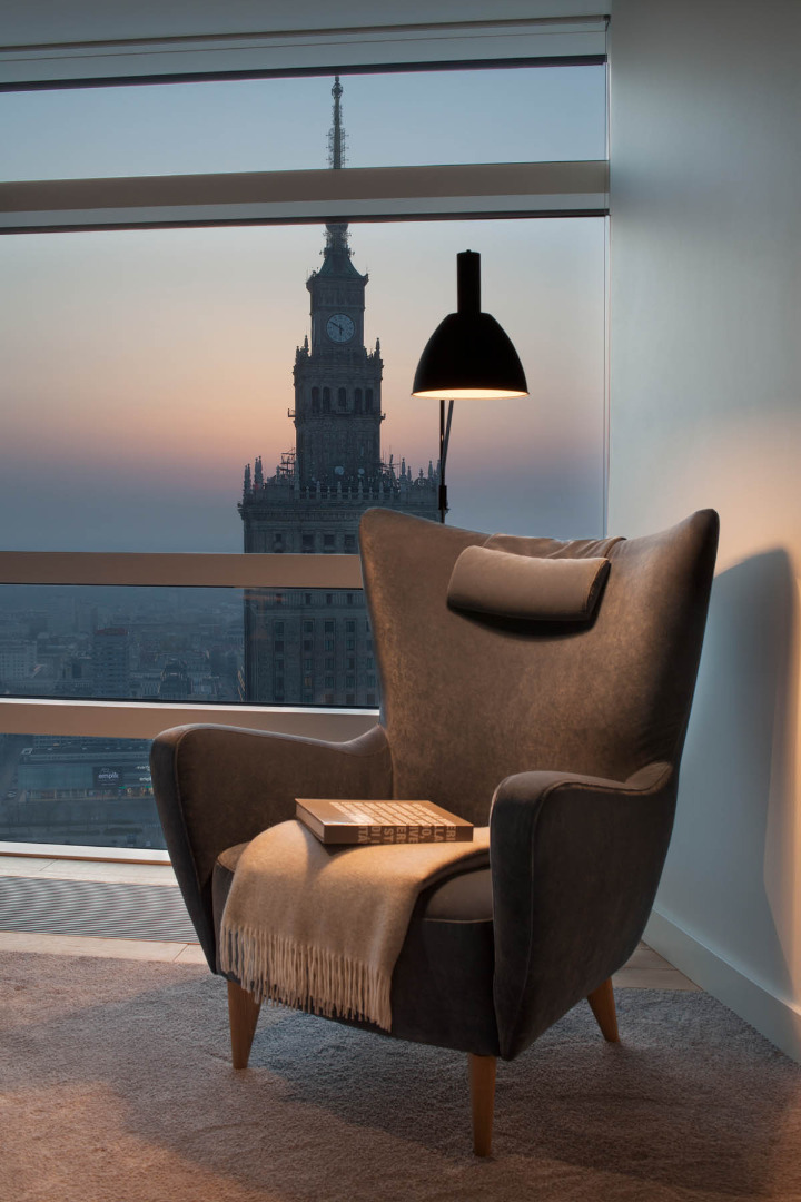 Apartament w stylu etno ma 164 mkw. (przestrzeń została podzielona na trzy pokoje). Z okien rozpościera się widok na Pałac Kultury i Starówkę. Ceny mkw. Złotej 44 zaczynają się od 24 tys. zł. za w pełni wykończony apartament.