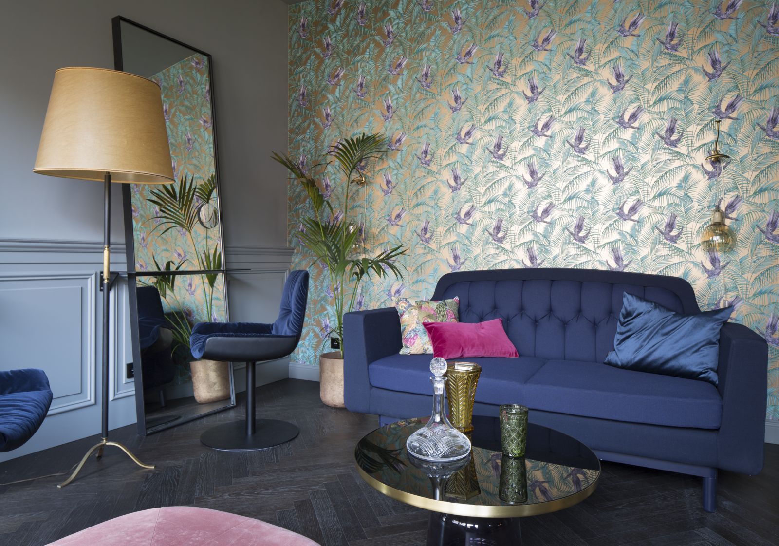 Tworząc projekt wnętrza, Michał Gulajski postawił na eklektyzm. Na powierzchni 50 mkw. pojawiają się elementy w stylu art déco, glamour i orientalnym. Główną ścianę eleganckiego salonu zdobi egzotyczna tapeta ze złotymi elementami.