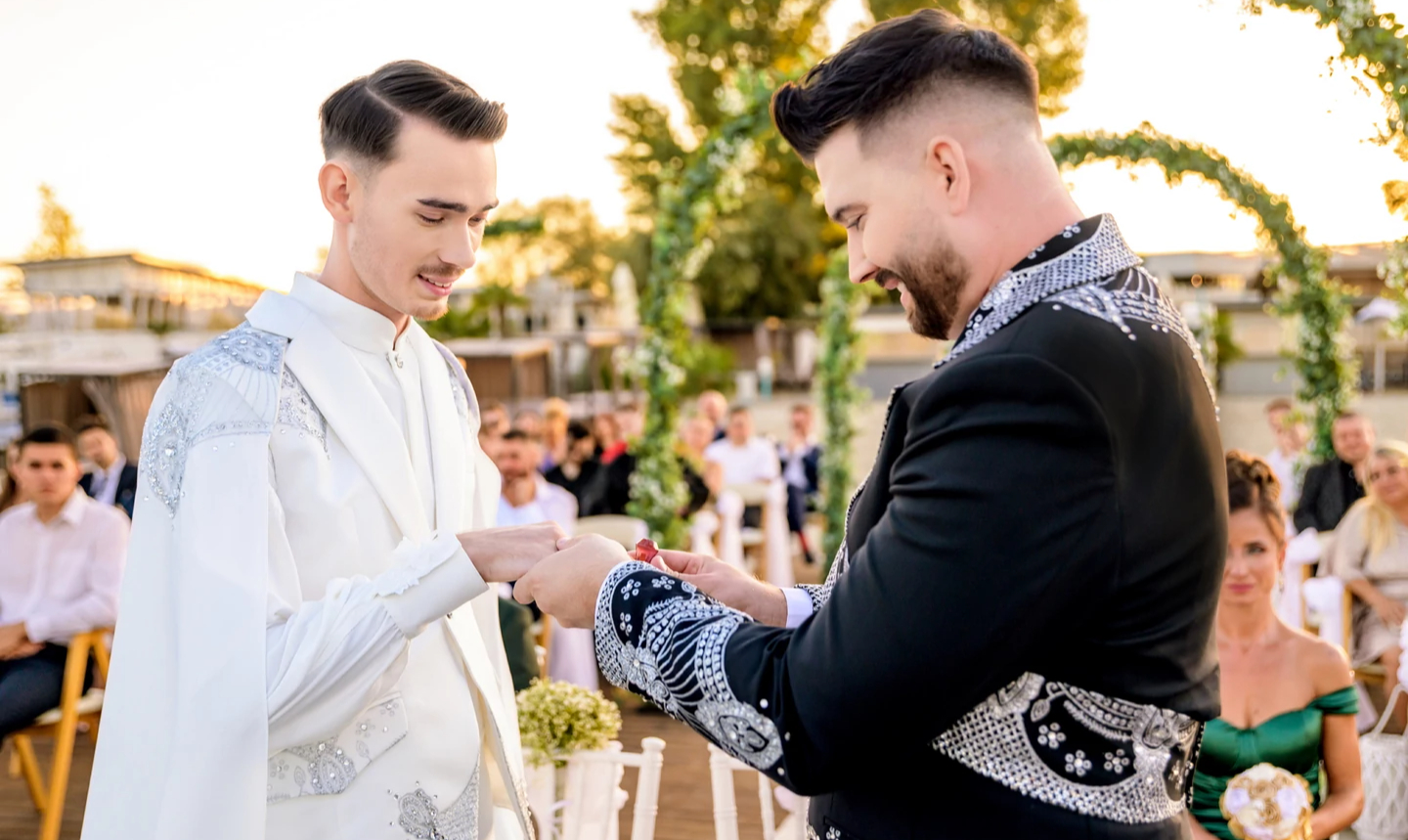 Igazi sztárkoszorú volt Osváth Zsolti és szerelme esküvőjén: így bulizott Köllő Babett, Tolvai Reni és Horváth Tamás – fotó, videó