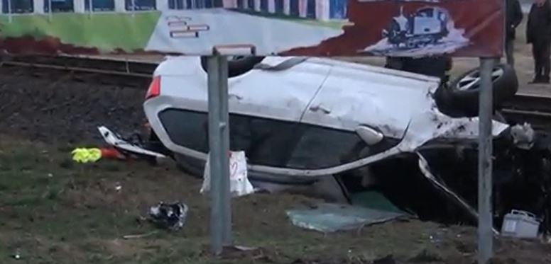 Brutális, ahogy letarolta a vonat a tilos jelzés ellenére sínekre hajtott autót: a sofőr csodával határos módon túlélte a balesetet