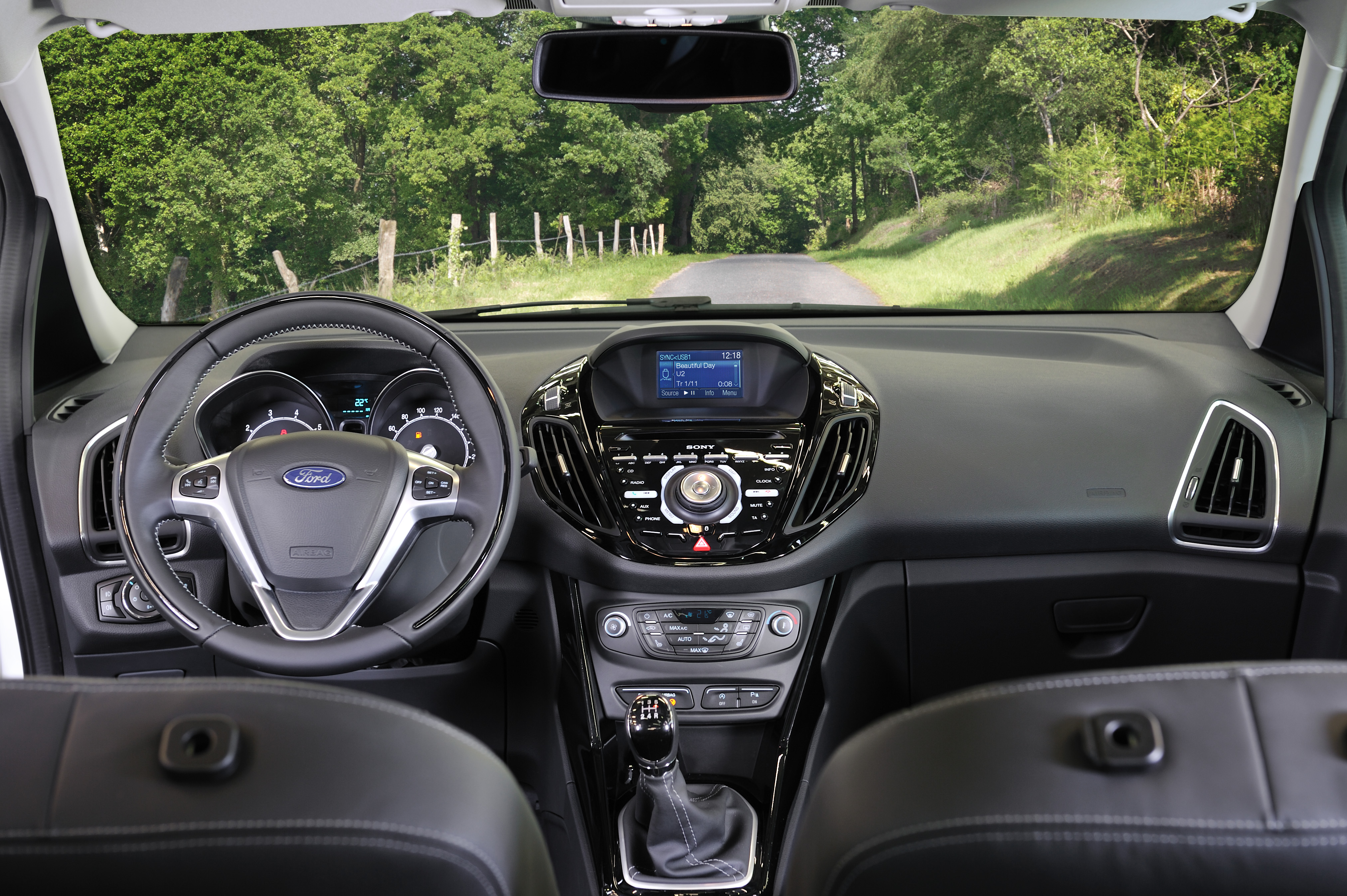 Gamę silników benzynowych otwiera trzycylindrowa jednostka o pojemności 1,0 litra, Ford EcoBoost (100 KM i 120 KM). Mocniejsza odmiana jest standardowo wyposażona w system Auto-Start-Stop. Najtańszy b-max z nowym silnikiem kosztuje od 60 tys. zł (100 KM). Model ze 120-konnym sercem - od 67 700 zł
