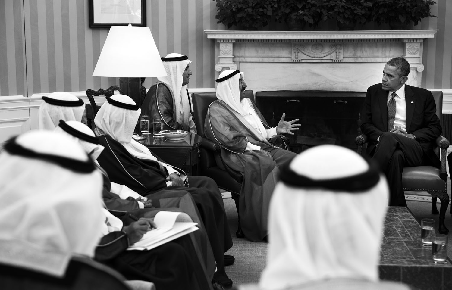 13 września 2013 roku, Biały Dom. Obama przyjmuje gości z Bliskiego Wschodu. Delegacji przewodzi emir Kuwejtu Sabah al-Ahmad al-Dżabir as-Sabah
