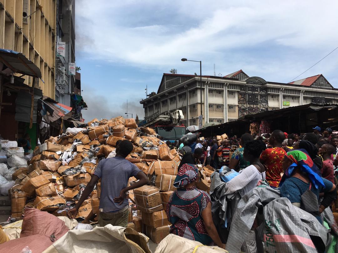 Traders in Balogun market were seen evacuating their goods as fire razed some buildings in the market. [Pulse]