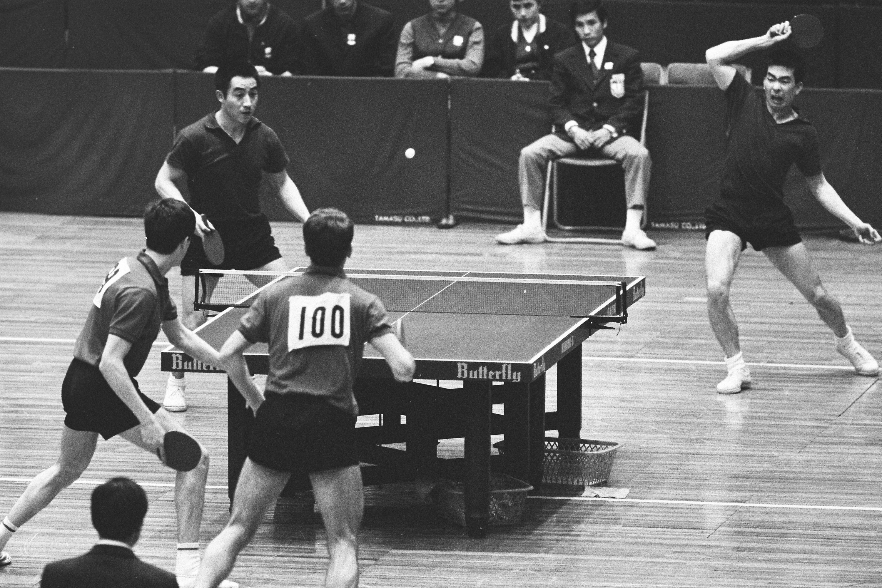 Finał gry podwójnej mężczyzn podczas 31. Mistrzostw Świata w Tenisie Stołowym w Japonii. Tibor Klampár i István Jónyer z Węgier rywalizują z Zhuangiem Zedongiem i Liangiem Geliangiem, 6 kwietnia 1971 r.