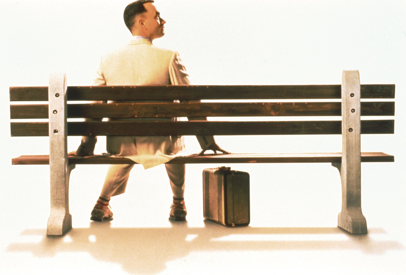Cierpiący na łagodną odmianę autyzmu Forrest Gump o ilorazie inteligencji 75 zostaje gwiazdą piłki nożnej, poznał Elvisa, Johna F. Kennedy’ego, Lyndona Johnsona i Richarda Nixona, stał się bohaterem wojny wietnamskiej, a później potentatem od krewetek. A Tom Hanks za genialną rolę w obrazie Roberta Zemeckisa odbiera drugą statuetkę Amerykańskiej Akademii Filmowej dla najlepszego aktora w ciągu zaledwie dwóch lat