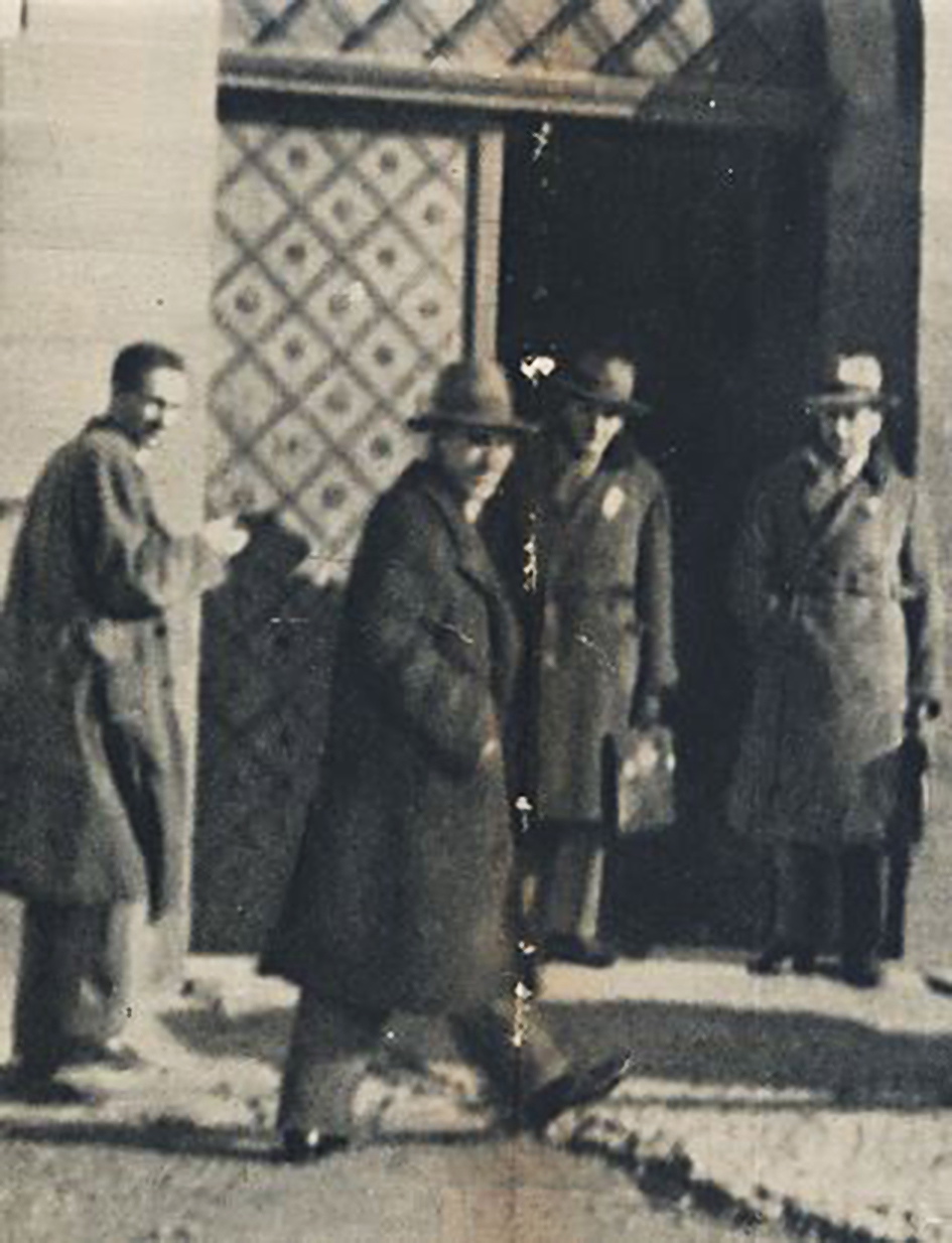Domniemane i jedyne zdjęcie kata Maciejowskiego (drugi z lewej) opublikowane w „Tajnym Detektywie”, 1932 r., nr 20.