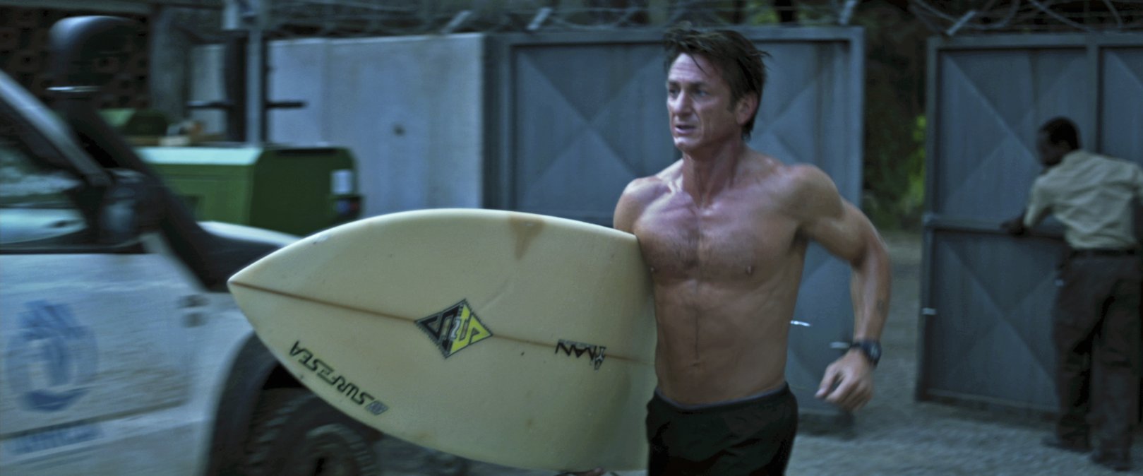 W jednej ze scen półnagi Penn w slow motion poskramia na desce surfingowej spienione fale oceanu. Wyjęty żywcem z reklamy Old Spice'a obrazek to poniekąd wizytówka filmu Morela.