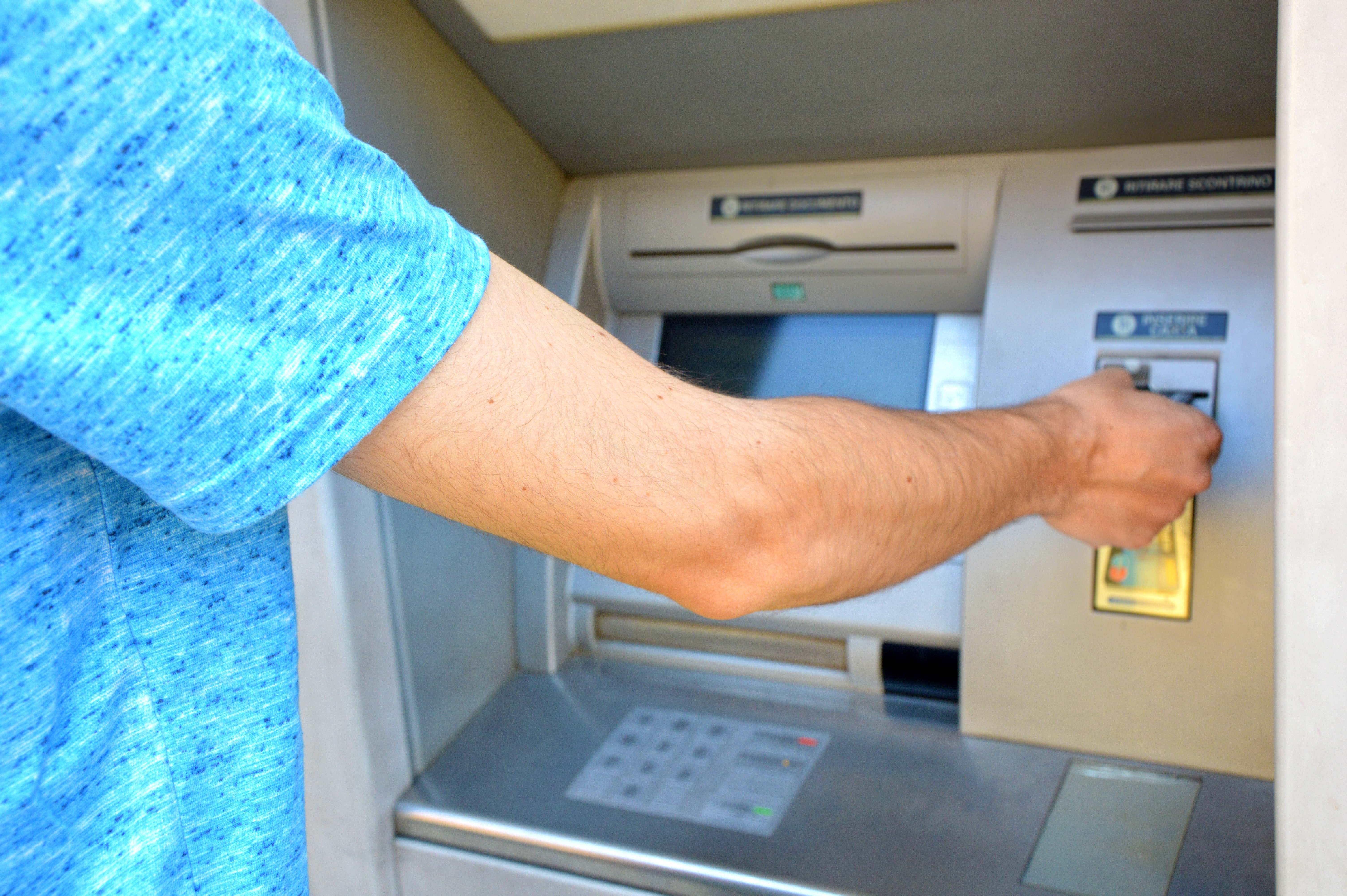 Erre kell figyelni, ha ATM-ből veszünk fel pénzt - Blikk