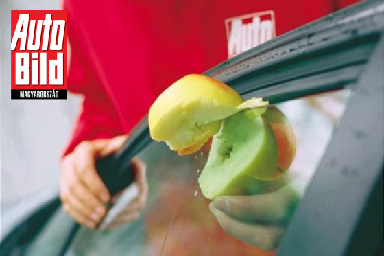 Mint kés a vajban: döbbenetes, mi mindent képes elvágni az autó elektromos ablakemelője - videó