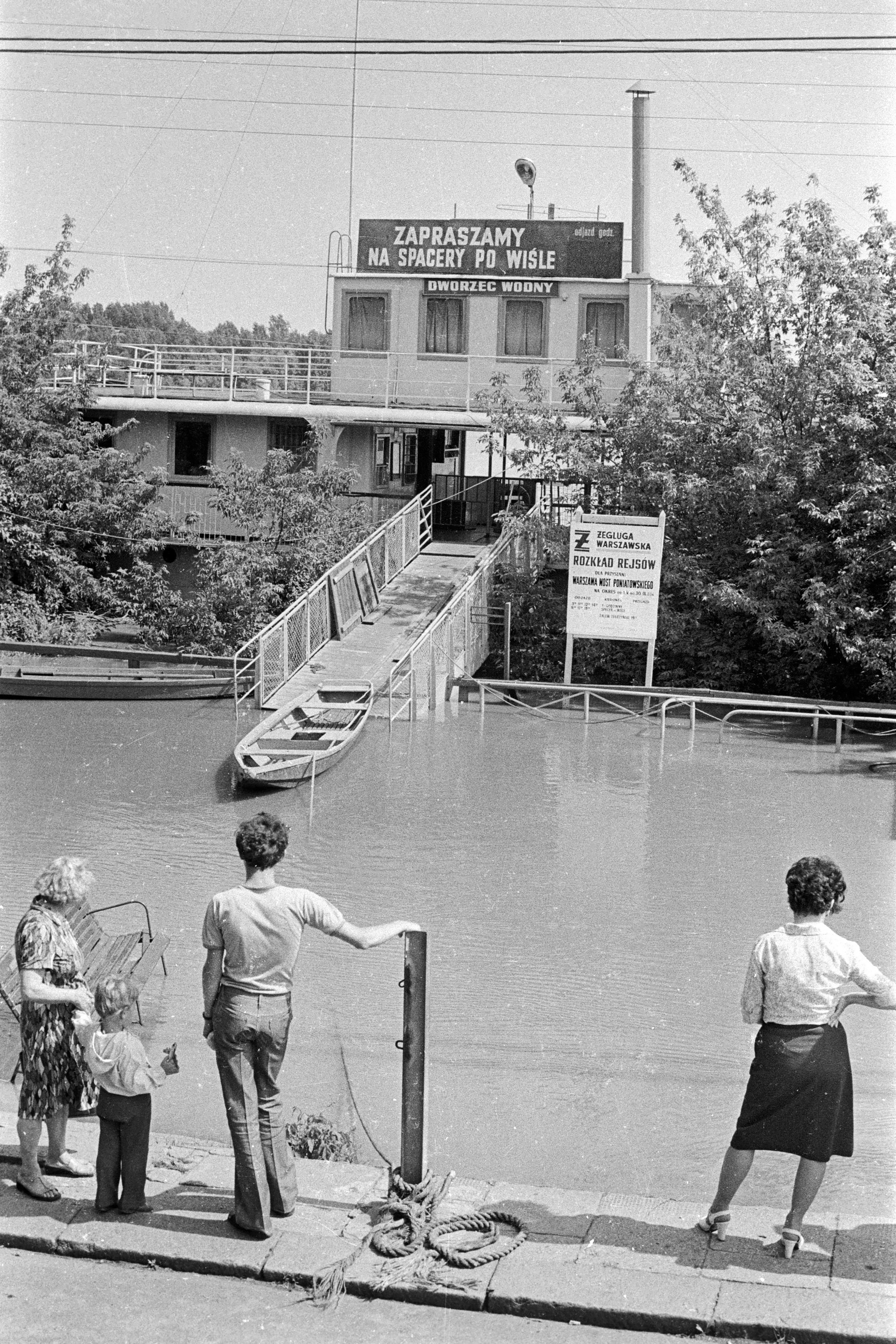 Wysoki poziom wody w Wiśle,Wybrzeże Kościuszkowskie,Warszawa, wrzesień 1980 r.