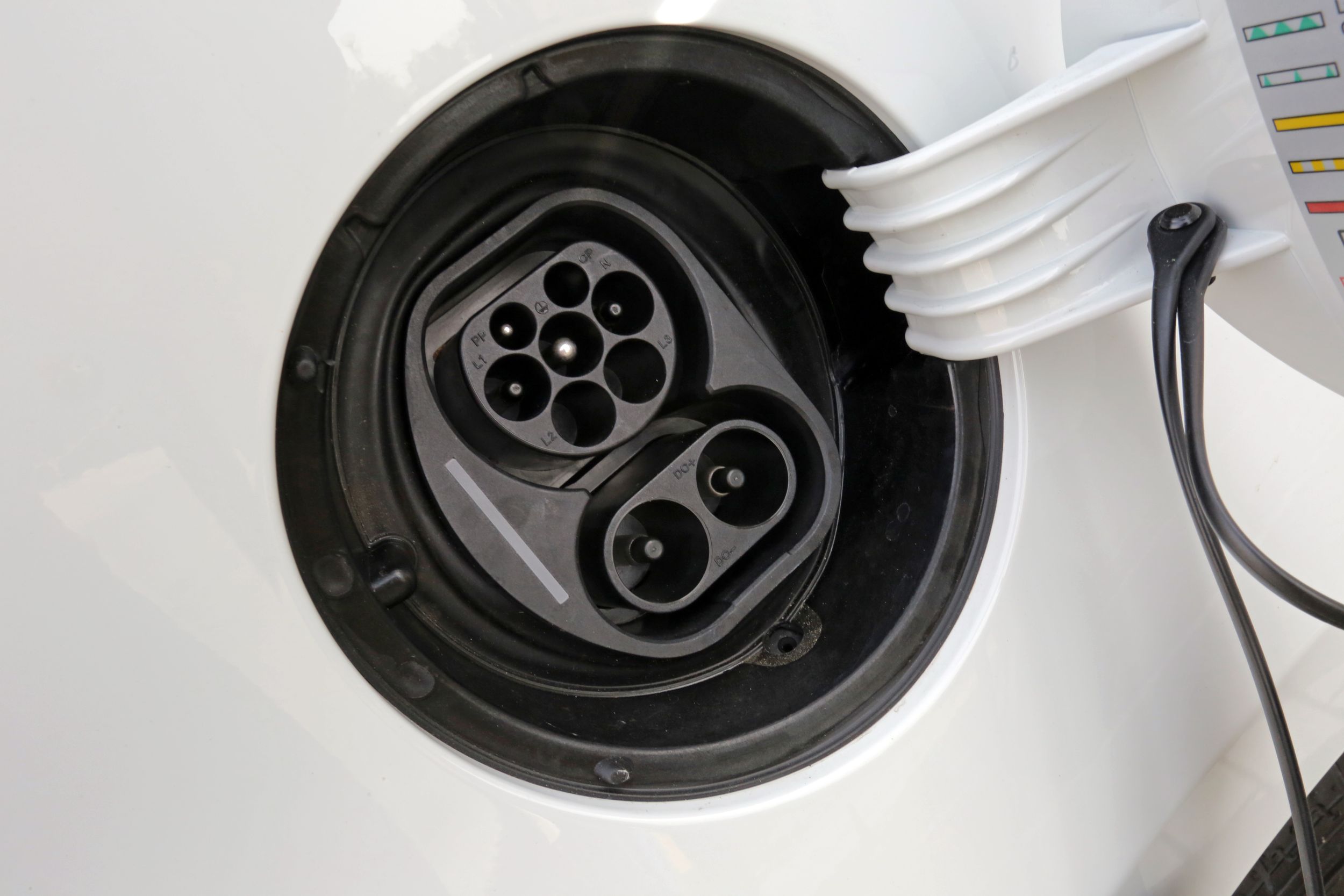 Korek wlewu paliwa zastąpiło gniazdo ładowania akumulatorów. Aby naładować e-up!, wystarczy go po prostu podłączyć do sieci elektrycznej, do zwykłego garażowego gniazdka. Wtedy na naładowanie kompletnie rozładowanej baterii, przy mocy 2,3 kW z sieci, potrzebne jest ok. 9 godzin.