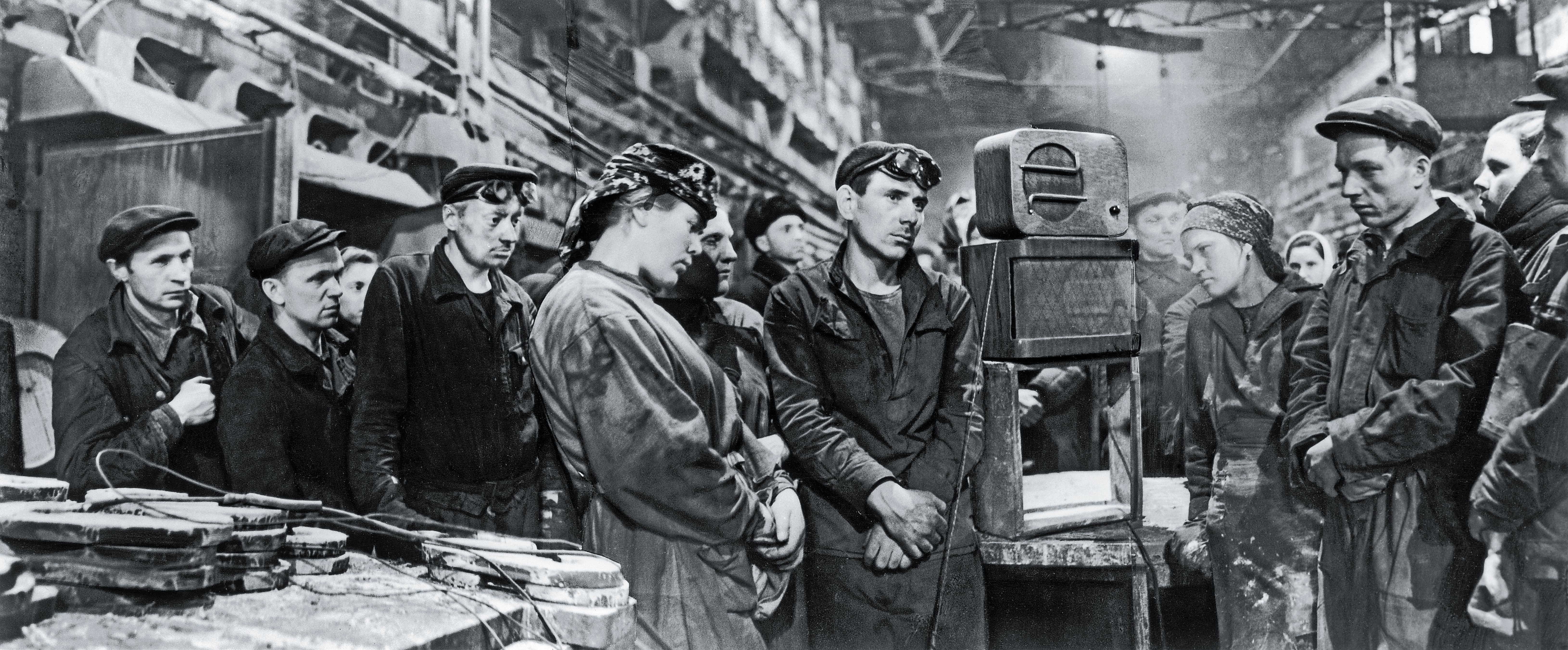 Sowieccy robotnicy słuchają wiadomości o śmierci Stalina, marzec 1953 r.