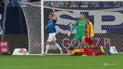 Lech - Korona (0:0): Cvijanović padł w polu karnym po interwencji Trałki. Gwizdek sędziego milczał