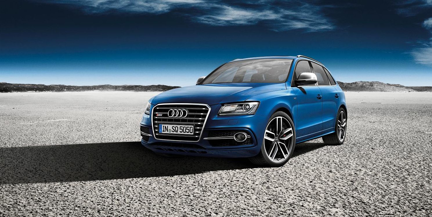 Specjalnie dla został stworzony kryształowy lakier w kolorze błękitu aralskiego. Jak w każdym modelu S marki Audi, lusterka boczne mają kolor aluminium. Elementem wyposażenia seryjnego są ksenonowe reflektory Xenon plus, ze światłami diodowymi do jazdy dziennej. 313 KM oddycha przez wyloty czterech rur wydechowych.