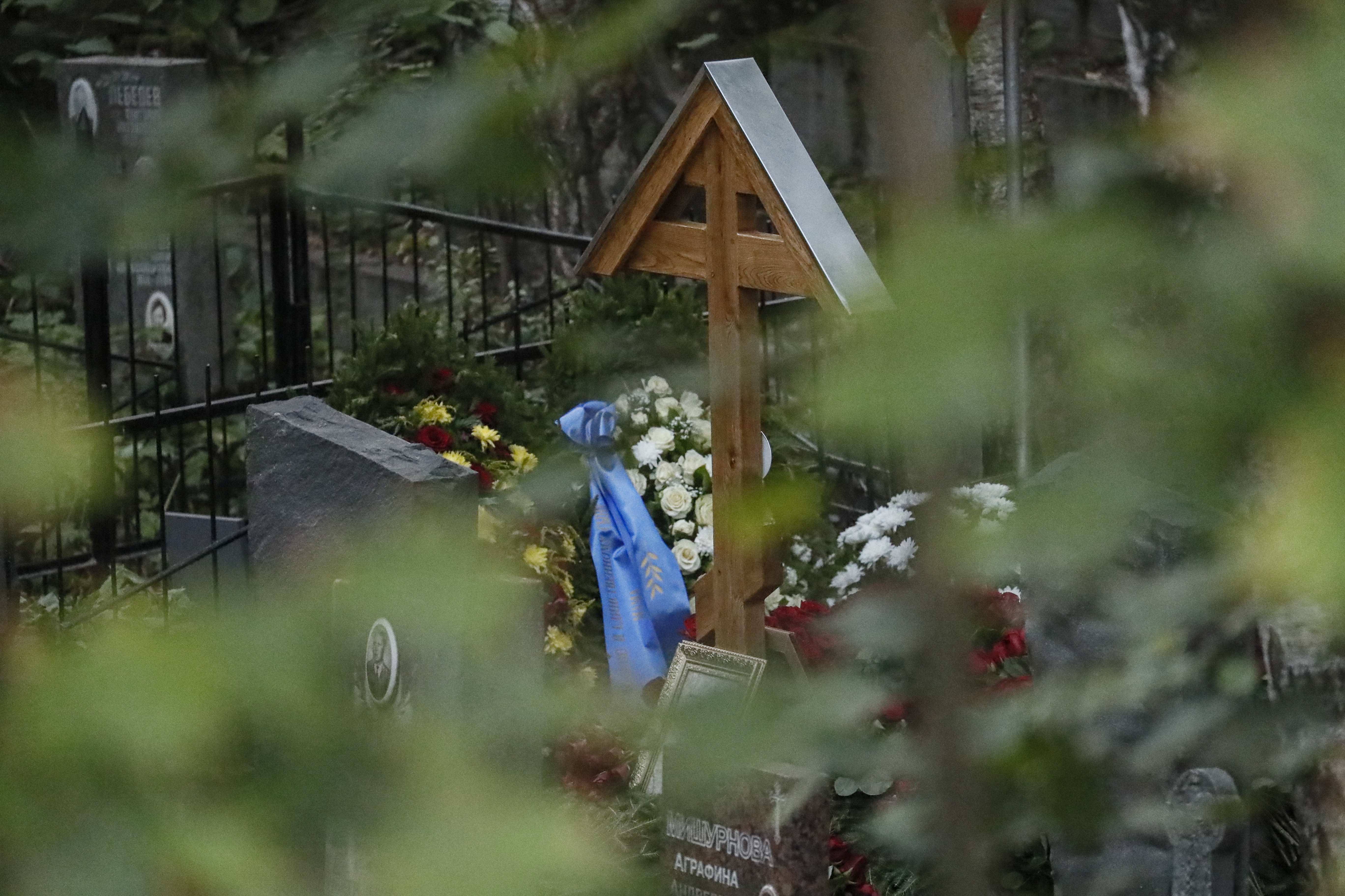 Rózsahegyek, Wagner-zászló és tucatnyi rendőr: így temették el Prigozsint – galéria