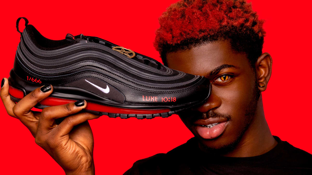 Nike pozywa MSCHF za stworzenie Satan Shoes z ludzką krwią w podeszwie -  Noizz