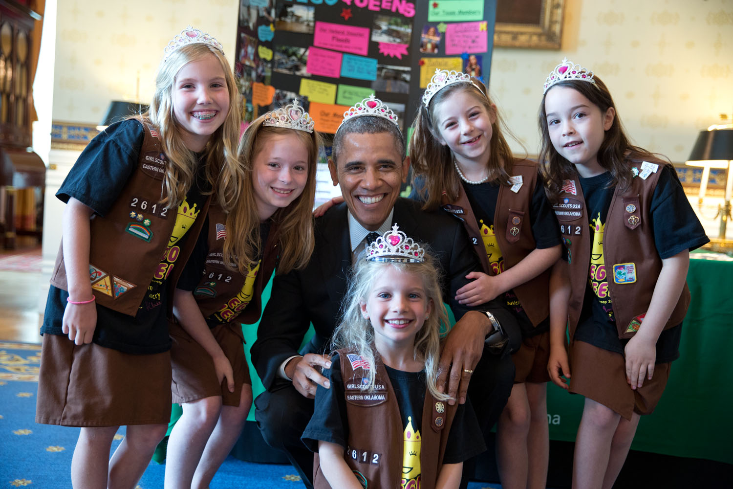 24 maja 2004 rok. Obama pozuje do zdjęcia z żeńską drużyną skautów z Tulsy w Oklahomie podczas corocznego konkursu naukowego organizowanego w Białym Domu