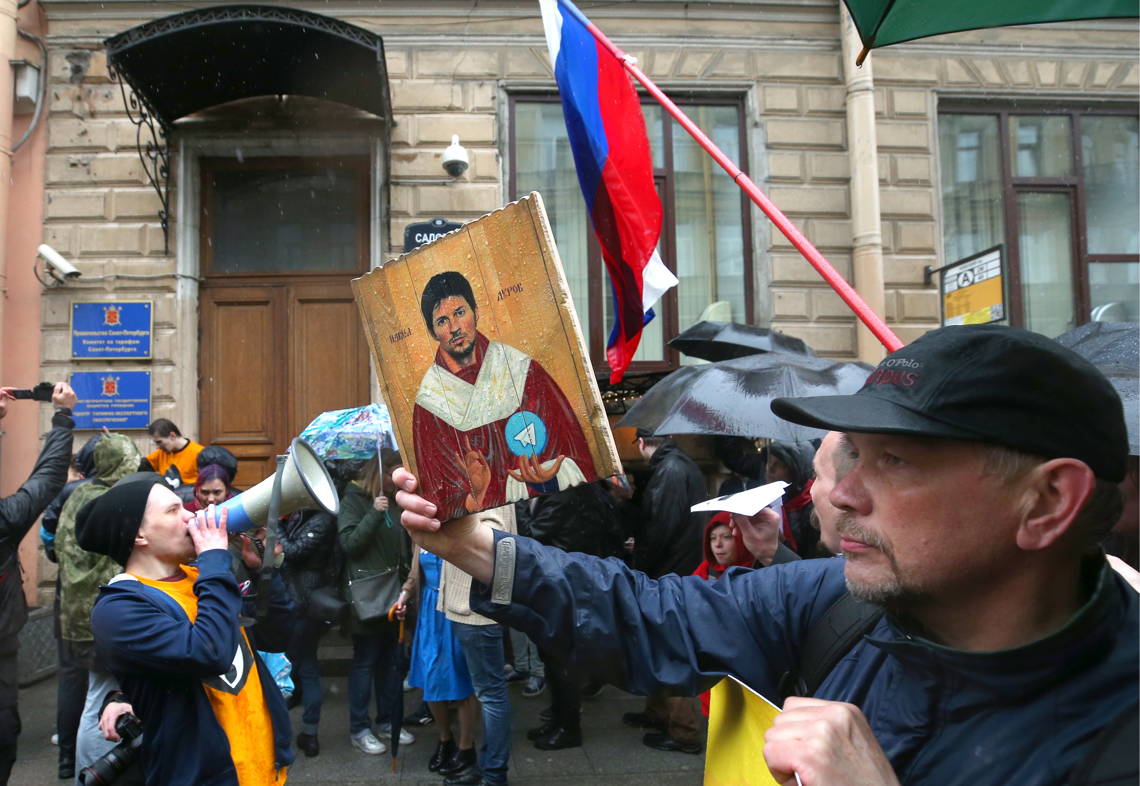 Protesty w Sankt Petersburgu. Na pierwszym planie jeden z uczestników z ikoną z wizerunkiem Pawła Durowa, maj 2021 r.