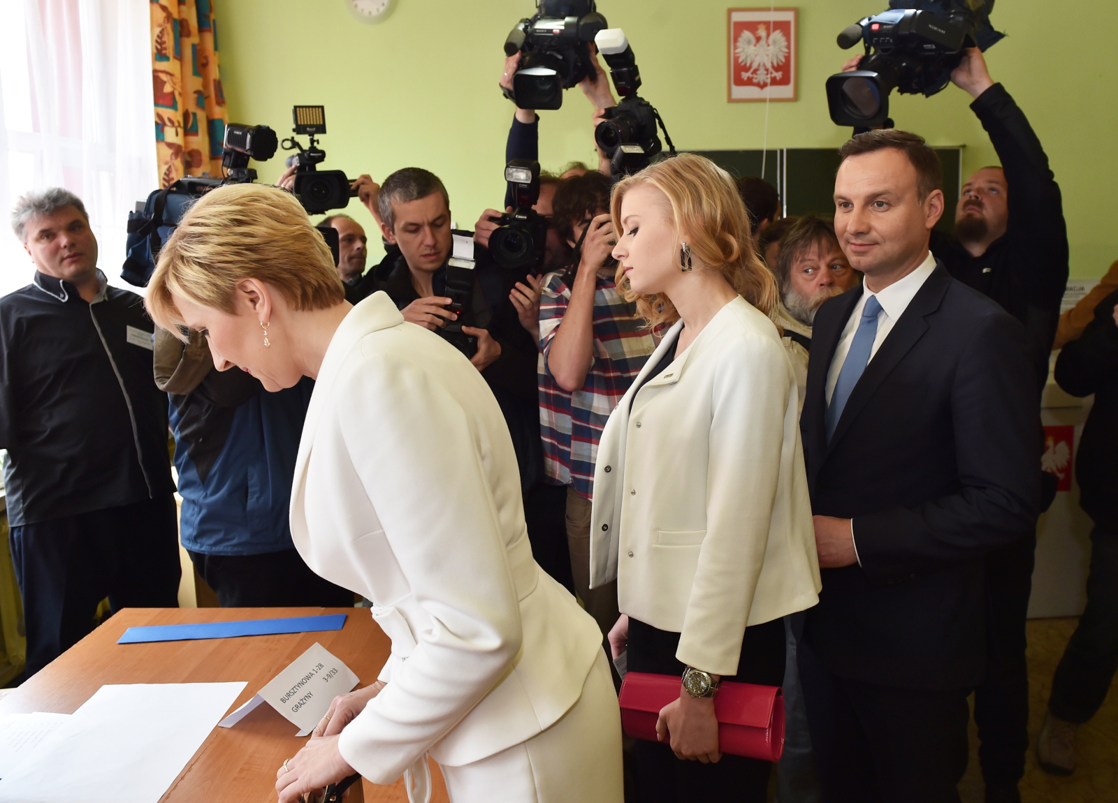 Andrzej Duda z rodziną w lokalu wyborczym podczas I tury wyborów prezyddenckich - 10 maja 2015 r.