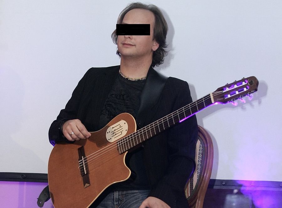 Dariusz K. jest gitarzystą i muzykiem sesyjnym, choć nie skończył żadnej szkoły o profilu muzycznym. Na swoim koncie ma muzyczne projekty z Anitą Lipnicką, Kayah, Mieczysławem Szcześniakiem, Katarzyną Groniec, Natalią Kukulską, Justyną Steczkowską, Reni Jusis i oczywiście Edytą Górniak.