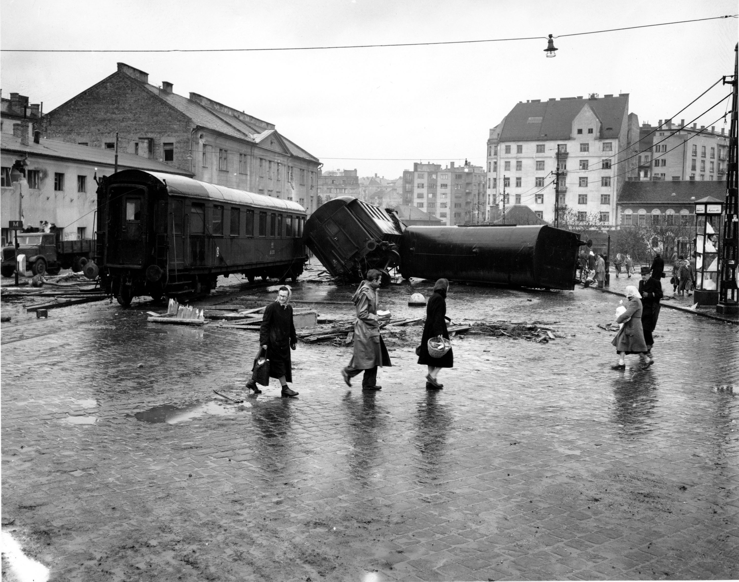 Budapeszt' 56 - barykada z tramwajów w stolicy Węgier