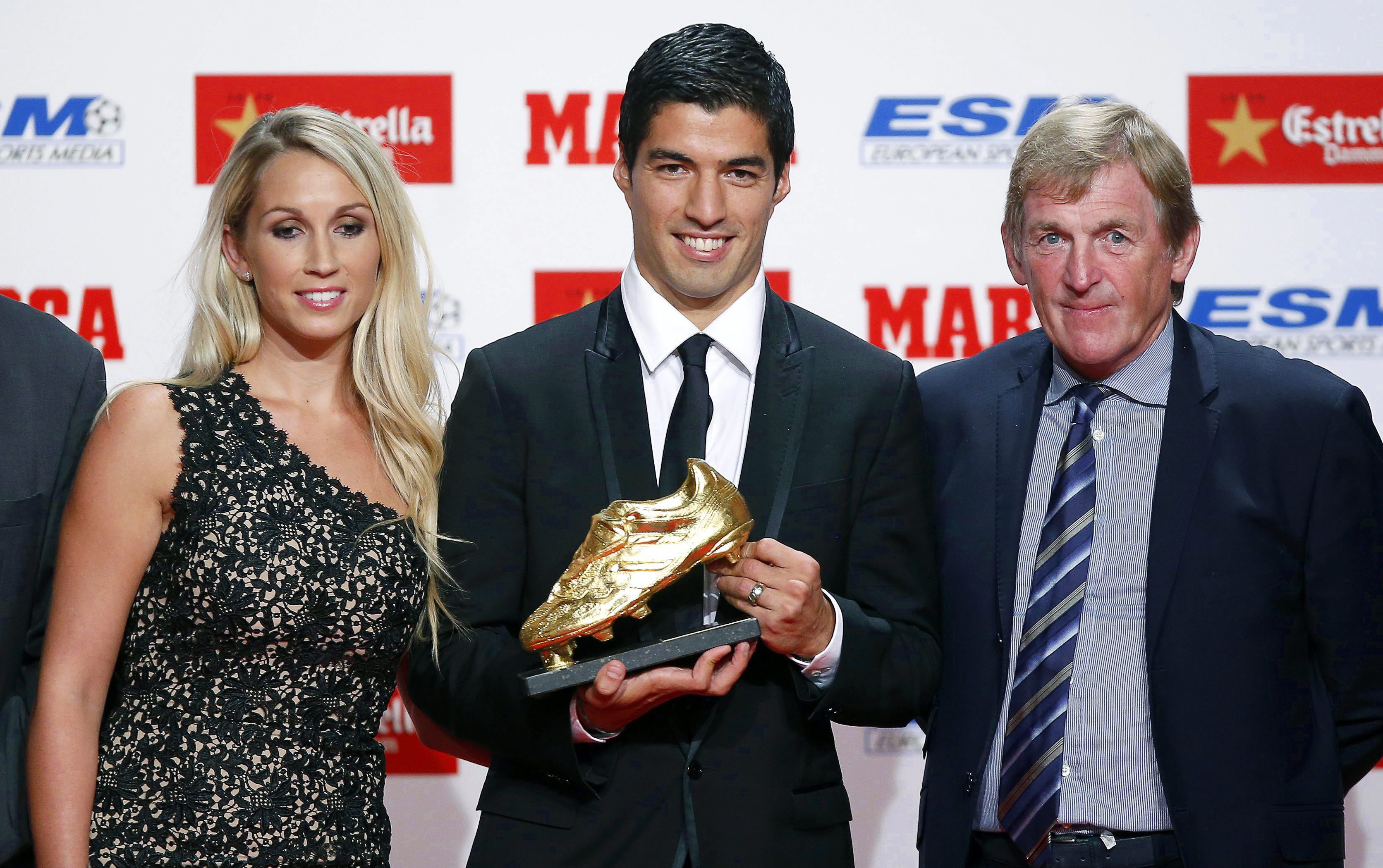 Luis Suarez w towarzystwie pięknej zony odebrał