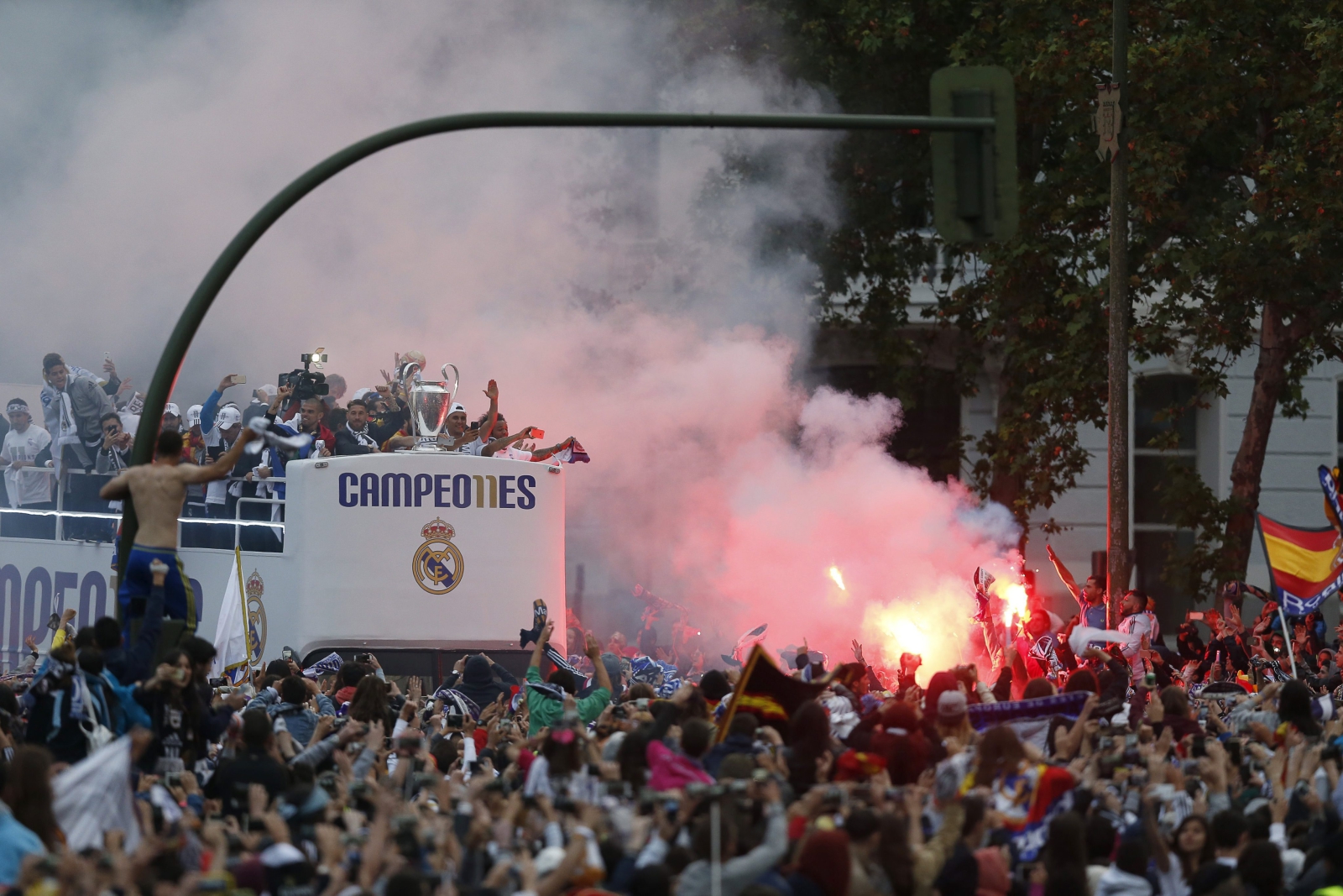 Finał odbył się w Mediolanie, ale klub zorganizował dla fanów wspólne oglądanie na stadionie Santiago Bernabeu. Przyszło 80 tys. osób, które w większości później przeniosły się na plac.