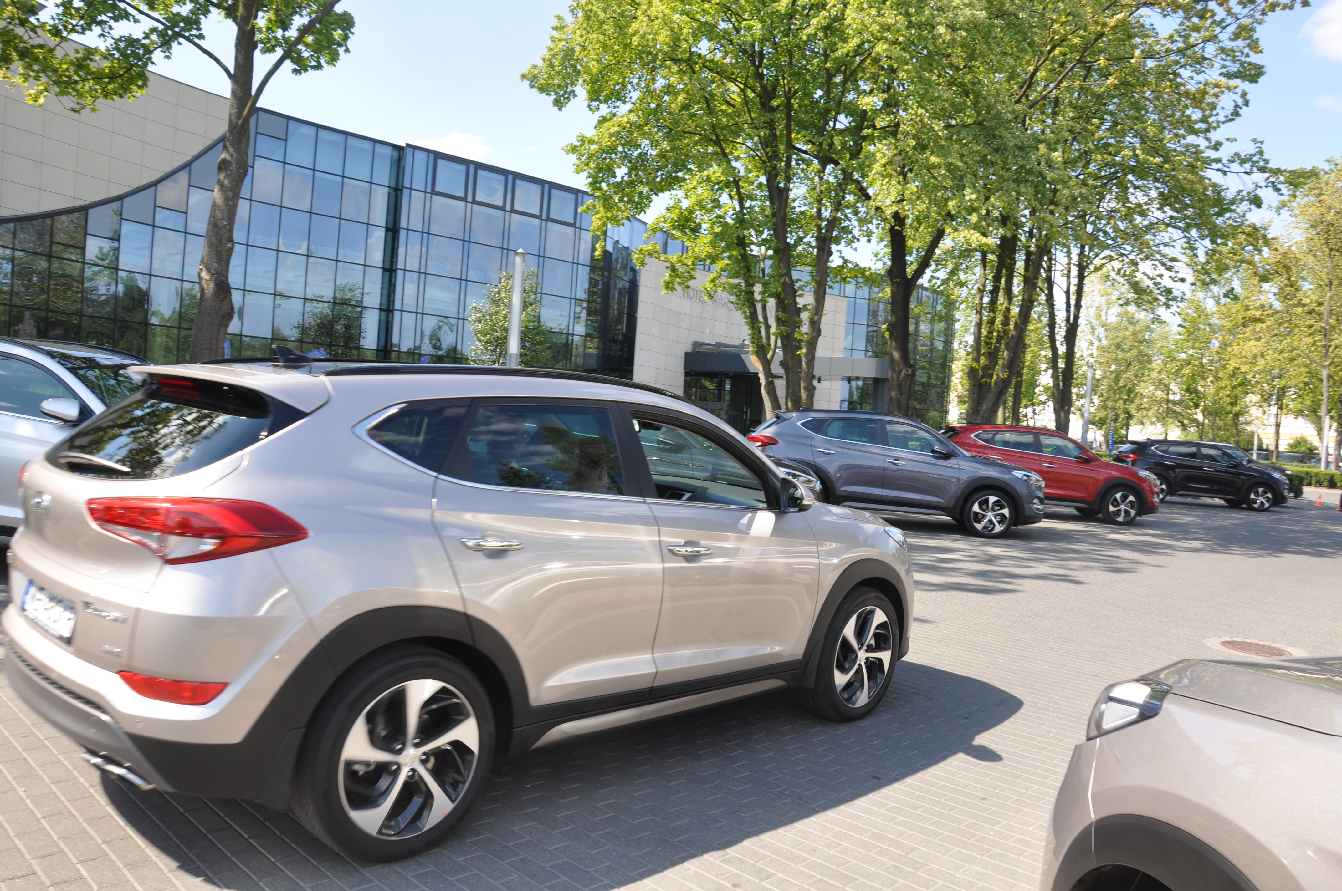 Hyundai Tucson w odmianie comfort kosztuje od 93 990 zł. Auto ma na pokładzie automatyczną klimatyzację dwustrefową, podgrzewaną kierownicę obszytą skórą, także przednie fotele są podgrzewane, tempomat, czujniki cofania, 17-calowe alufelgi, fotochromatyczne lusterko wsteczne z kompasem a w fotelu kierowcy elektryczną regulację podparcia odcinka lędźwiowego.