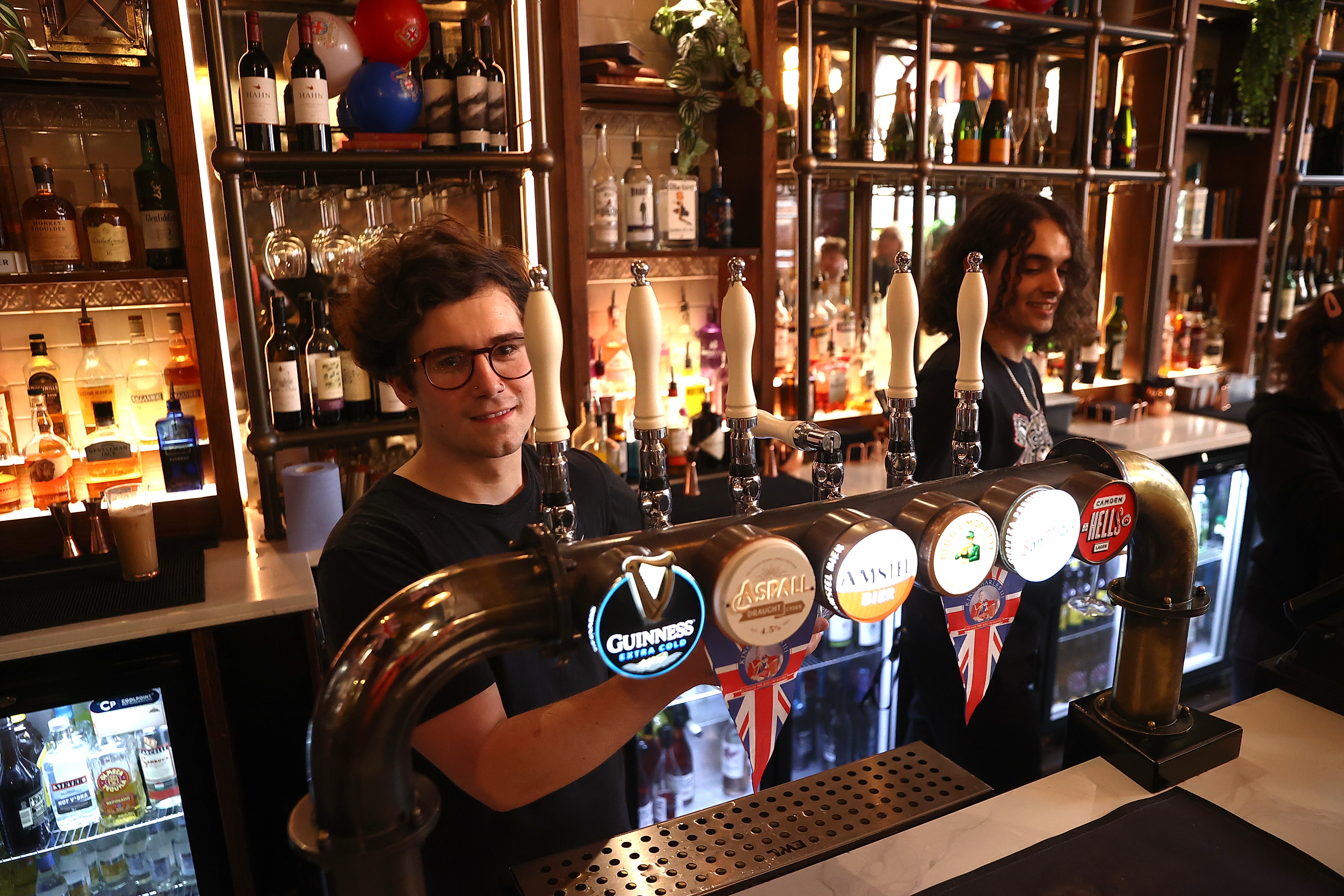 Pörögnek a pubok Londonban: rengetegen ünneplik a királyt – videó