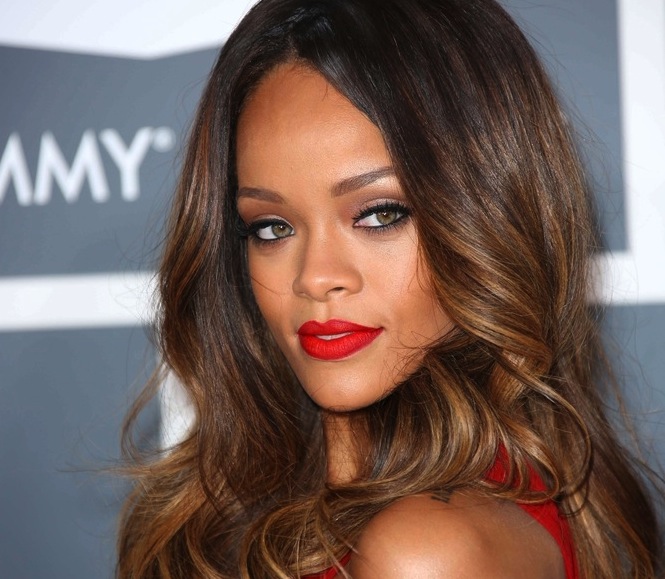 Na liście gwiazd, których nagie zdjęcia umieszczone w chmurze padły ofiarą hakerów, jest także Rihanna. Ale piosenkarka już wcześniej przeżyła stres związany z ujawnieniem prywatnych fotografii. W 2009 roku do sieci wyciekły jej rozbierane zdjęcia, a afera wiązana była z głośnym rozstaniem z jej partnerem, Chrisem Brownem.