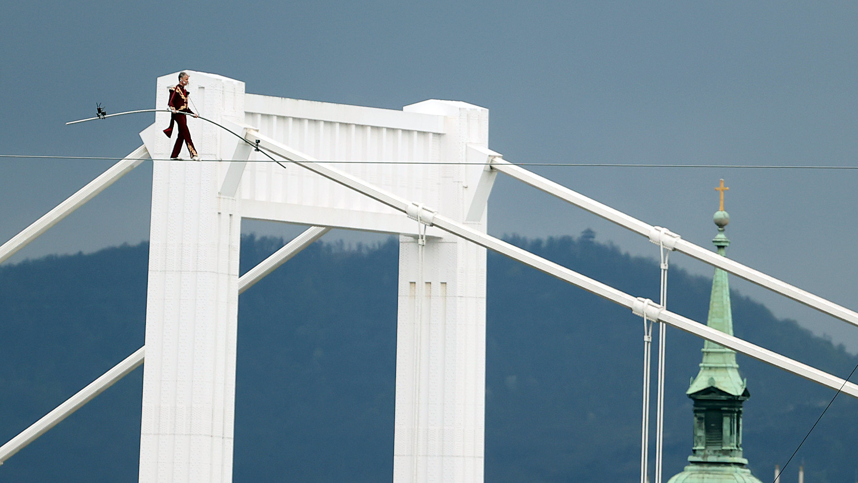Sikerült a világszenzáció: drótkötélen sétált át a Duna fölött az artista - elképesztő fotók