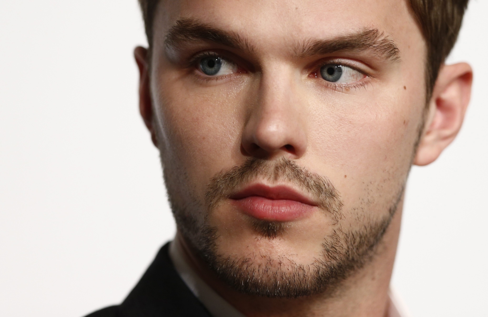 Nicholas Hoult na konferencji prasowej twórców filmu