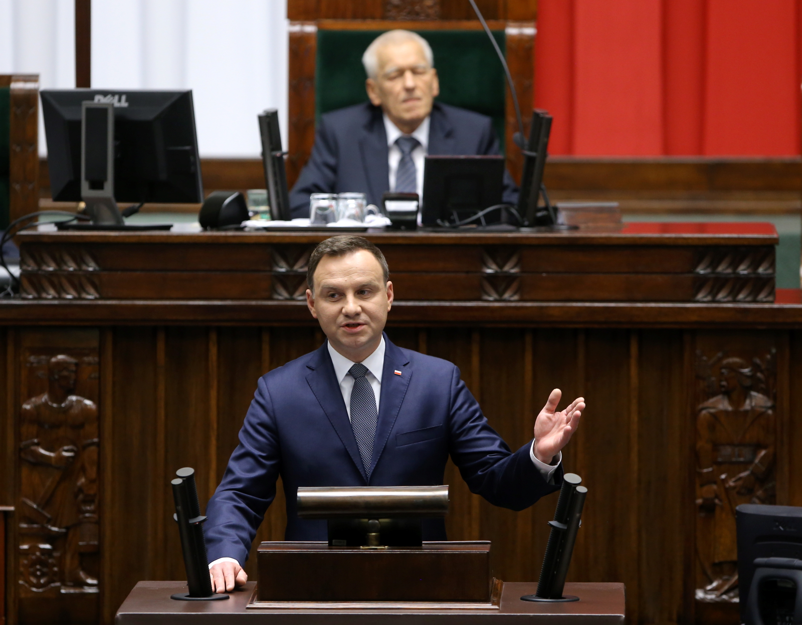 Prezydent pogratulował posłom, podziękował wyborcom i PKW. Na pierwszym posiedzeniu 8. kadencji Sejmu Andrzej Duda apelował też do posłów o parlamentarny język i wywiązywanie się z obietnic.<BR> Andrzej Duda mówił, że Sejm rozpoczyna swą służbę dla Rzeczypospolitej. Pogratulował posłom wyboru i podziękował wyborcom za głosowanie, a Państwowej Komisji Wyborczej za sprawną pracę i za to, że wynik wyborów parlamentarnych nie był w zasadzie kwestionowany. Jak dodał, to że wybory przyniosły zdecydowaną zmianę, jest też świadectwem demokracji. Bardzo ważnym zwłaszcza w kontekście ubiegłorocznych wyborów samorządowych, do których - jak mówił prezydent - było wiele wątpliwości.<BR> Prezydent Andrzej Duda zwrócił uwagę, że wyborcy opowiedzieli się za zmianą i naprawą wielu aspektów polskiej rzeczywistości. <i>Mam nadzieję, że Sejm pozytywnie na to odpowie</i> - mówił. Dodał, że spory w Sejmie będą, ale ważne jest, aby były one kulturalne. W debacie konieczny jest więc szacunek i merytoryczna dyskusja. Chodzi o to, żeby język parlamentarny był