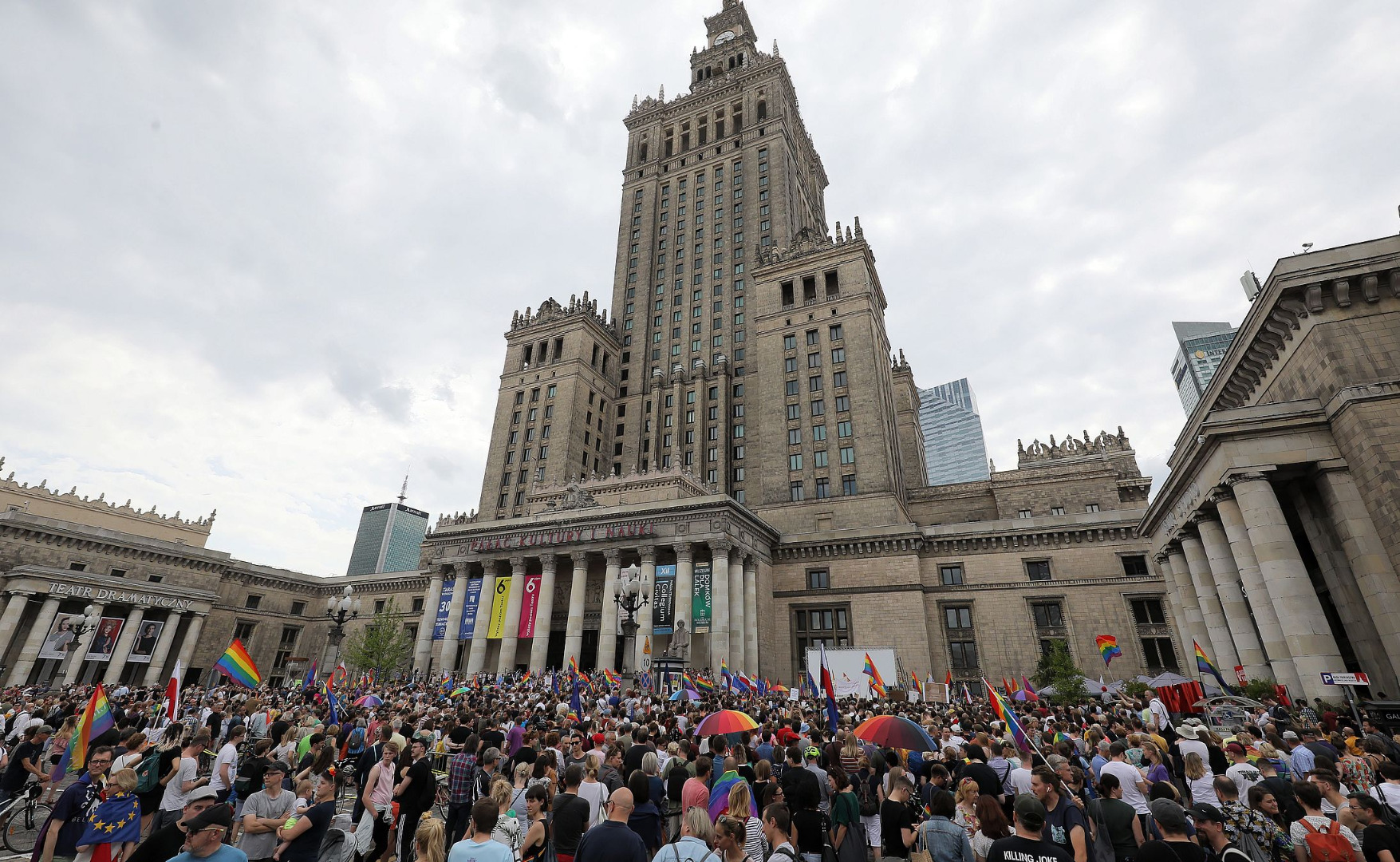 Zgromadzenie zorganizowano w reakcji na wydarzenia, do jakich doszło tydzień wcześniej na białostockim Marszu Równości. Marsz kilkakrotnie próbowali zablokować kontrmanifestanci. W stronę uczestników rzucano kamieniami, petardami, jajkami i butelkami, wykrzykiwano też obraźliwe słowa.