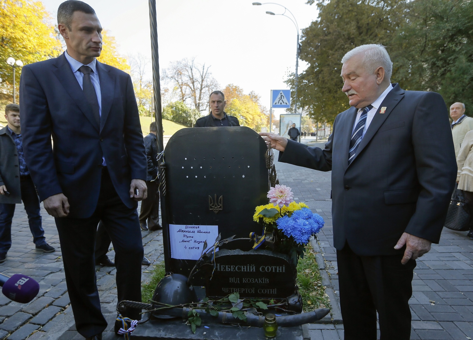 Lech Wałęsa przeszedł ulicą Instytucką, oglądał na murach ślady od kul snajperów.