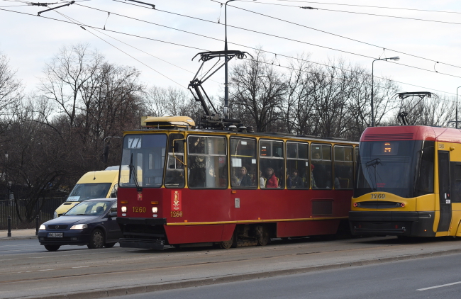 Tramwaj specjalnej linii nr 77. Dodatkowa linia została uruchomiona w związku z awaryjnym zamknięciem Mostu Łazienkowskiego, po pożarze do którego doszło w sobotę.