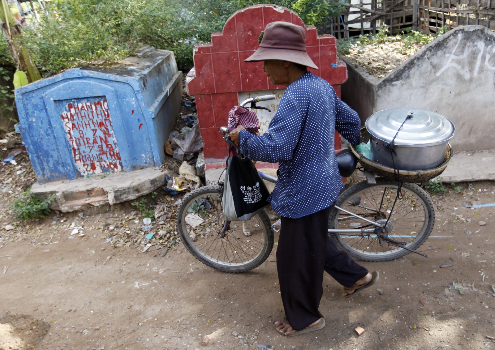 Osiedle na cmentarzu w Phnom Penh