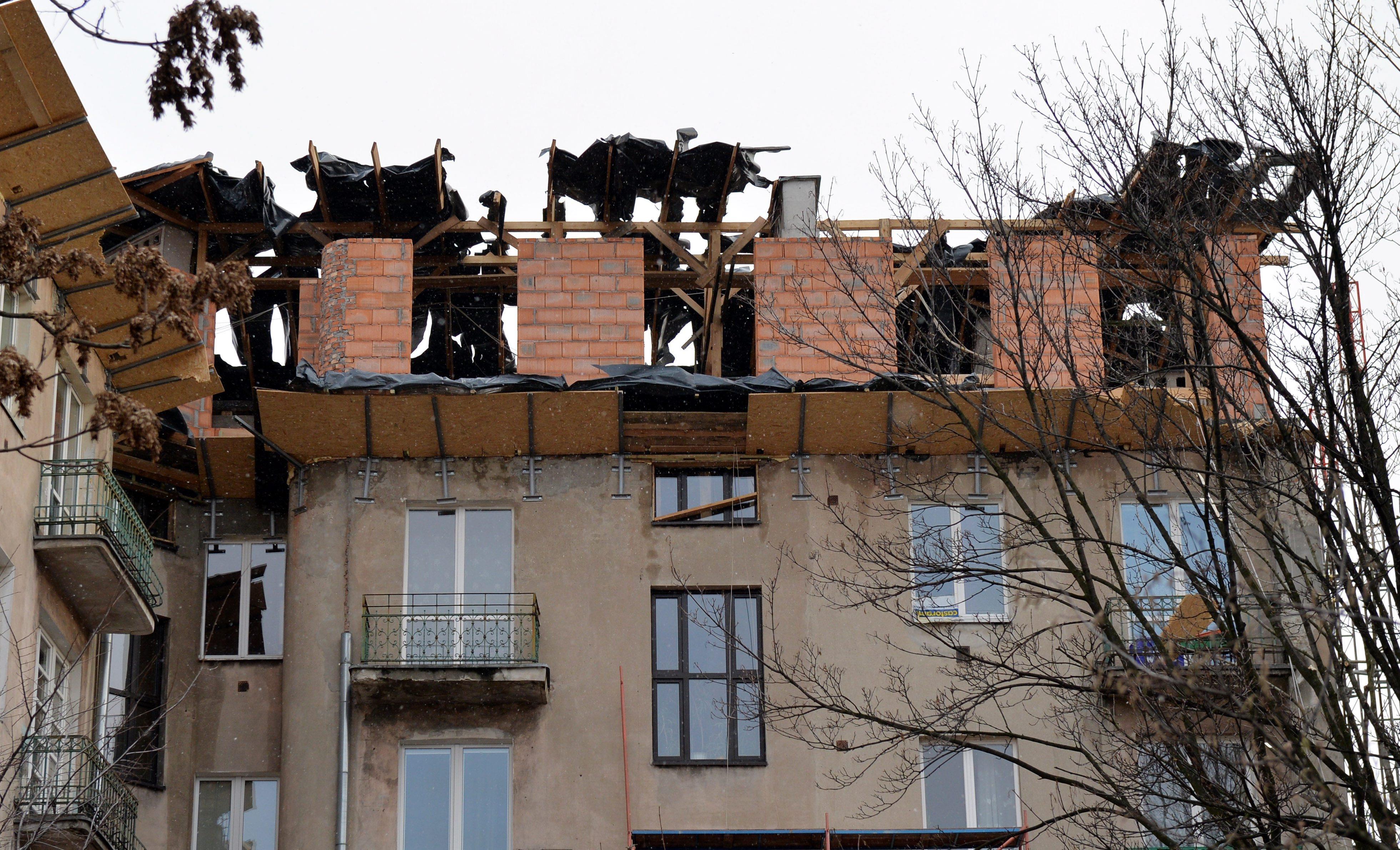 WARSZAWA USZKODZONY DACH KAMIENICY