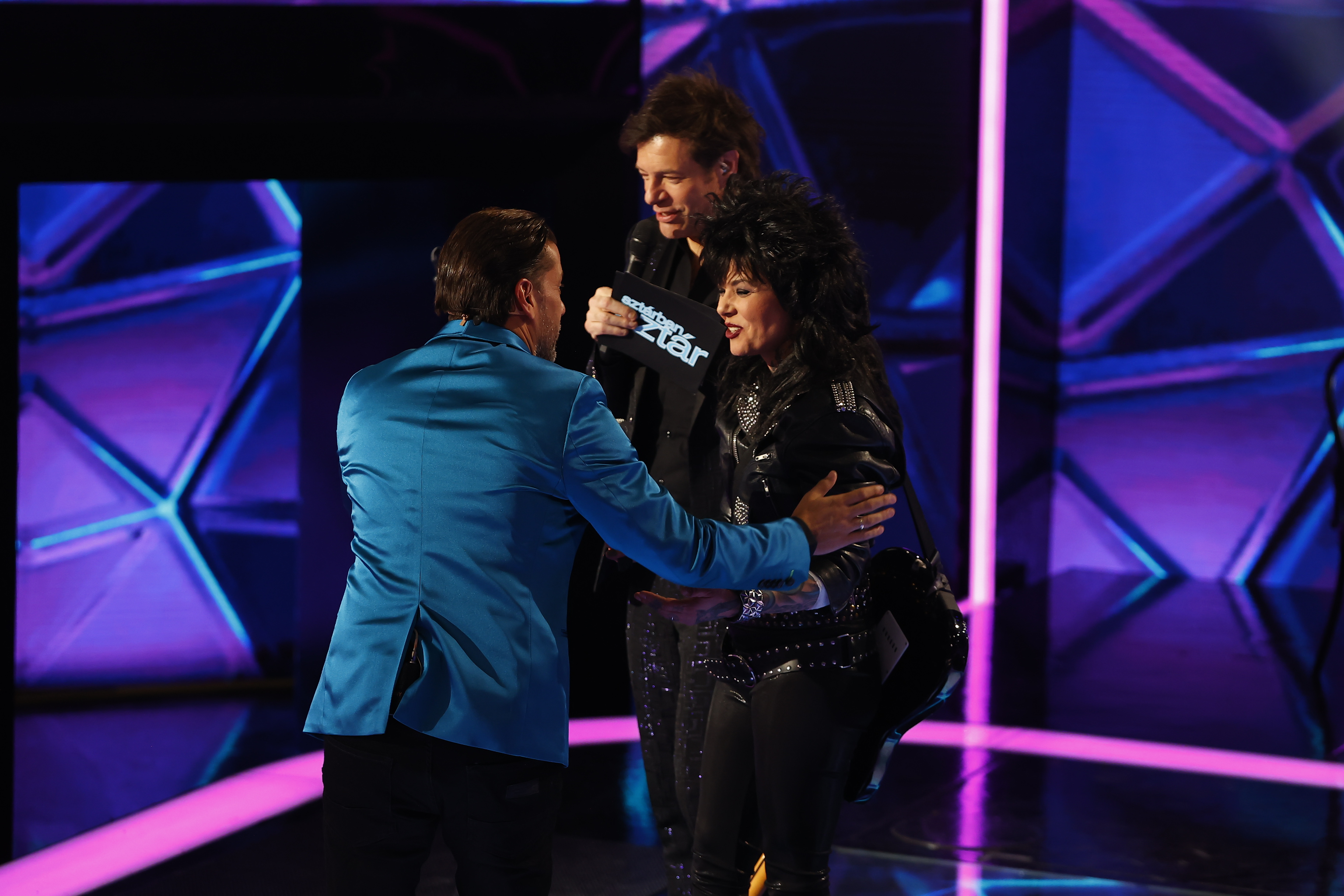 Oláh Ibolya megint furcsán viselkedett a Sztárban Sztárban, azt sem tudta, hol van: Till Attilának kellett szólítgatnia – videó