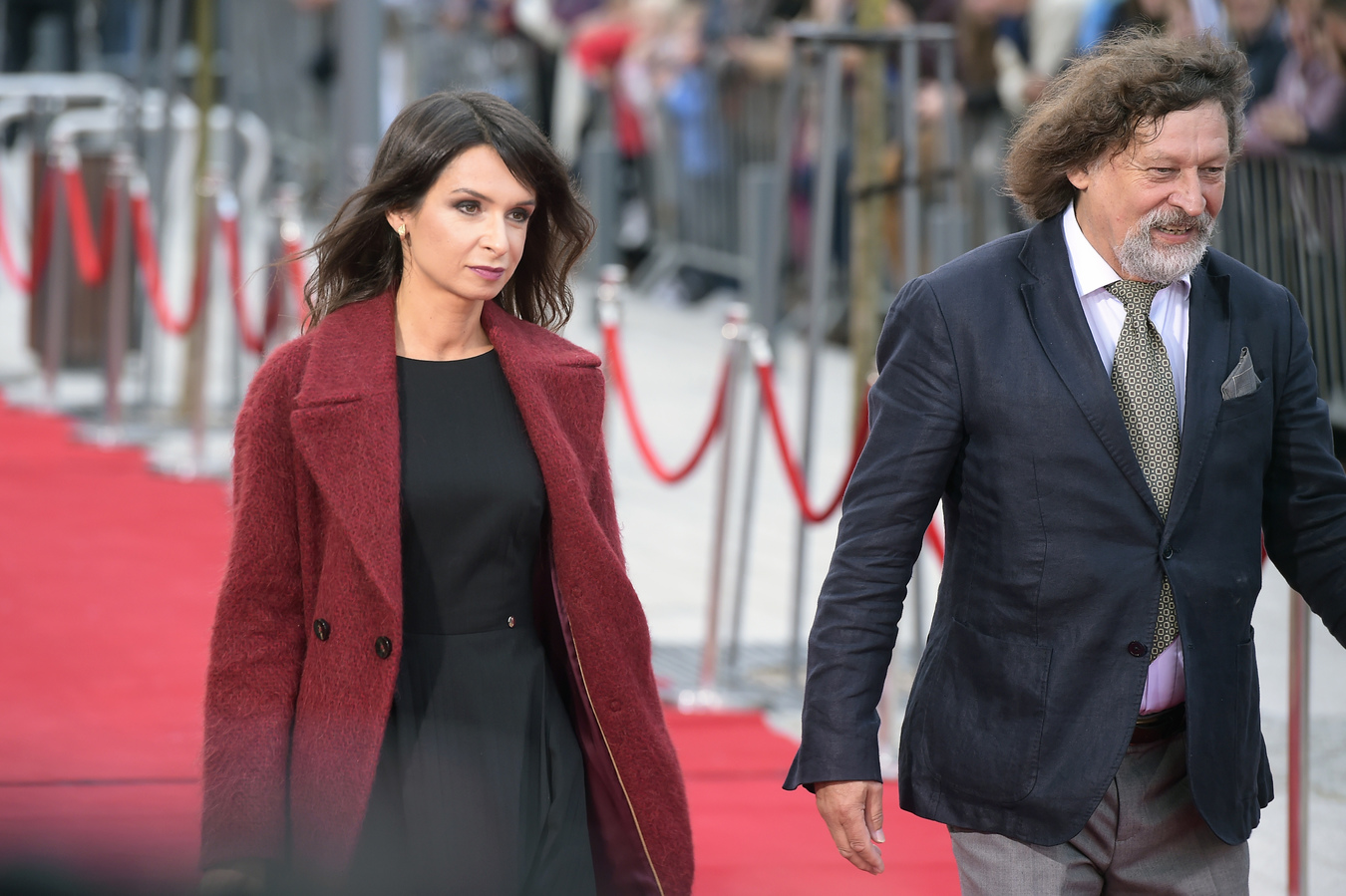 Marta Kaczyńska wybrała na tę okazję małą czarną oraz płaszcz w kolorze czerwonego wina.