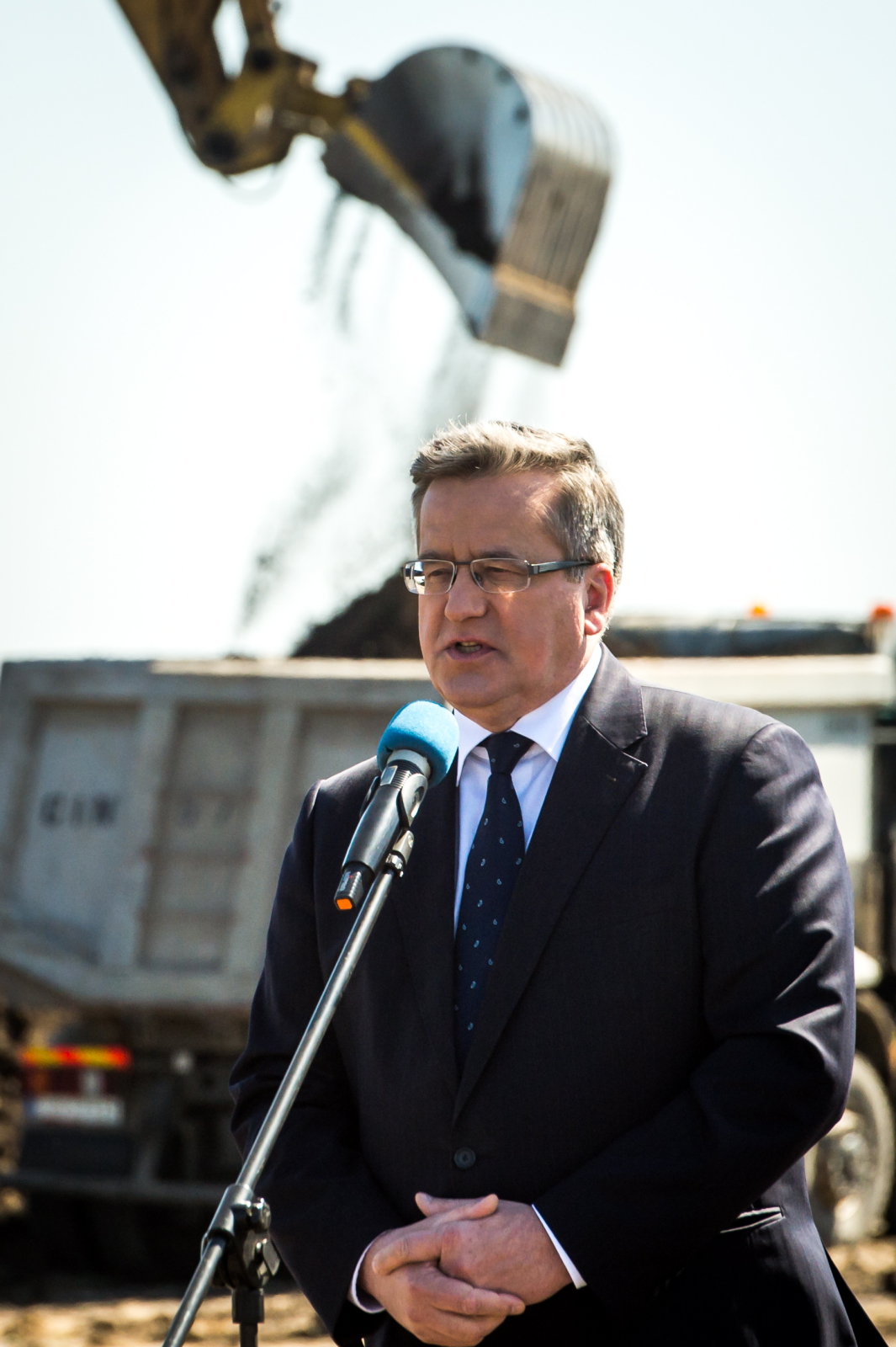 Ciężki sprzęt, jak zwracał uwagę jeden z internautów na portalu wykop, po wyjeździe prezydenta również wyjechał z placu budowy. Zostały tylko trzy pojazdy. Według informacji newsweek.pl, dziś sprzęt jest tam ponownie ściągany.