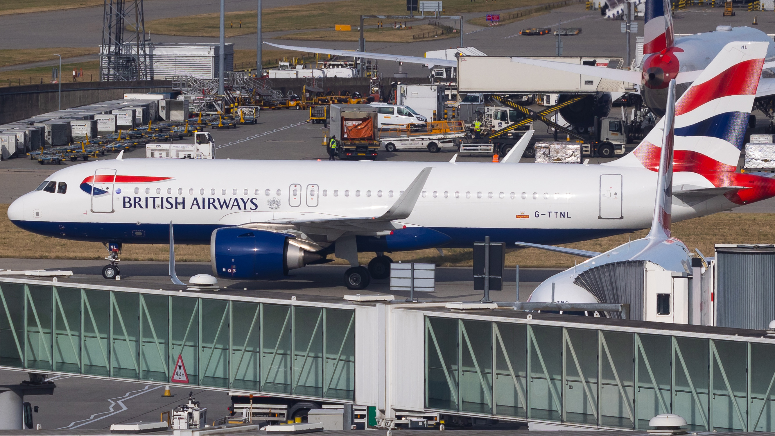 Hatalmas sztrájkot hirdetett London legnagyobb repülőtere - húsvétig demonstrálni fognak