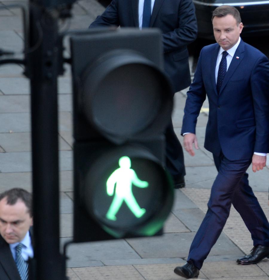 Prezydent Andrzej Duda w drodze na spotkanie z przedstawicielami młodej polskiej emigracji w ambasadzie RP w Londynie.