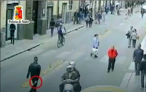 Emanuele Rubino sa oružjem u rukama