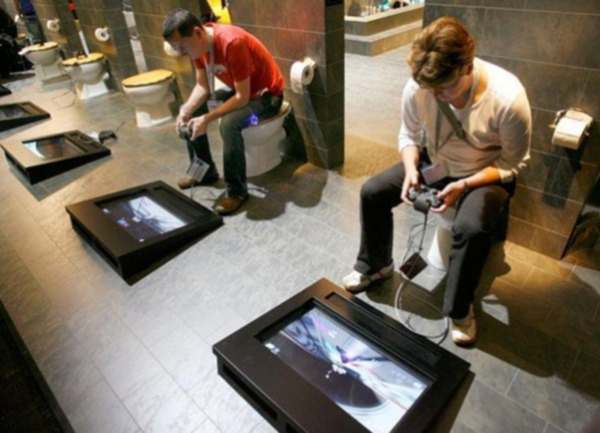 Monitory wbudowane w podłogę, do tego konsola do gry w Play Station - w to wszystko została wyposażona toaleta publiczna w zachodnich Niemczech. Powodem był odbywający się wówczas zjazd miłośników gier