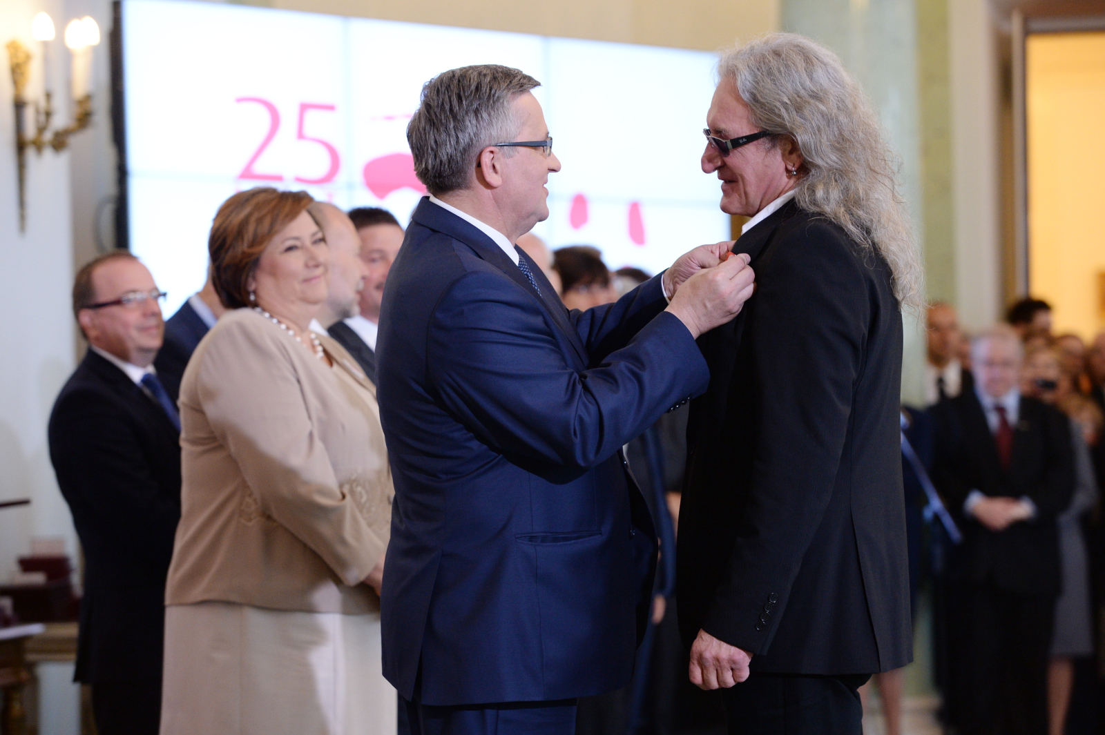Prezydent Bronisław Komorowski wręczył wokaliście Grzegorzowi Markowskiemu Krzyż Kawalerski Orderu Odrodzenia Polski podczas uroczystości wręczenia w odznaczenia państwowych z okazji Święta Wolności w 25. rocznicę wyborów czerwcowych