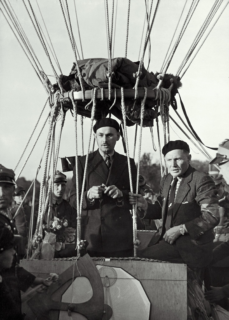Międzynarodowe Zawody Balonowe o Puchar Gordona Bennetta w Warszawie. Załoga balonu Kościuszko Kapitan Franciszek Hynek (z prawej) i porucznik Władysław Pomaski, rok 1935