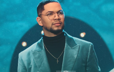 Egyik dala közben, a színpadon esett össze holtan a 30 éves gospelénekes: videón a tragédia