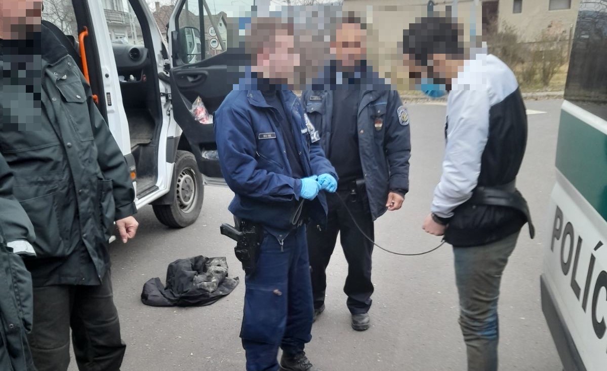 Az Ipolyt átúszva próbált Szlovákiába menekülni Magyarországról egy embercsempész - fotók