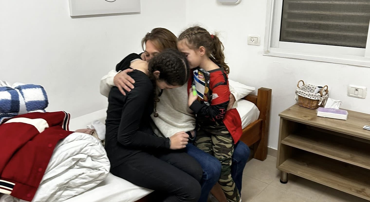 Hónapokig tartó tengerparti terápia vár a kiszabadult magyar túszokra: így van most a kislányok